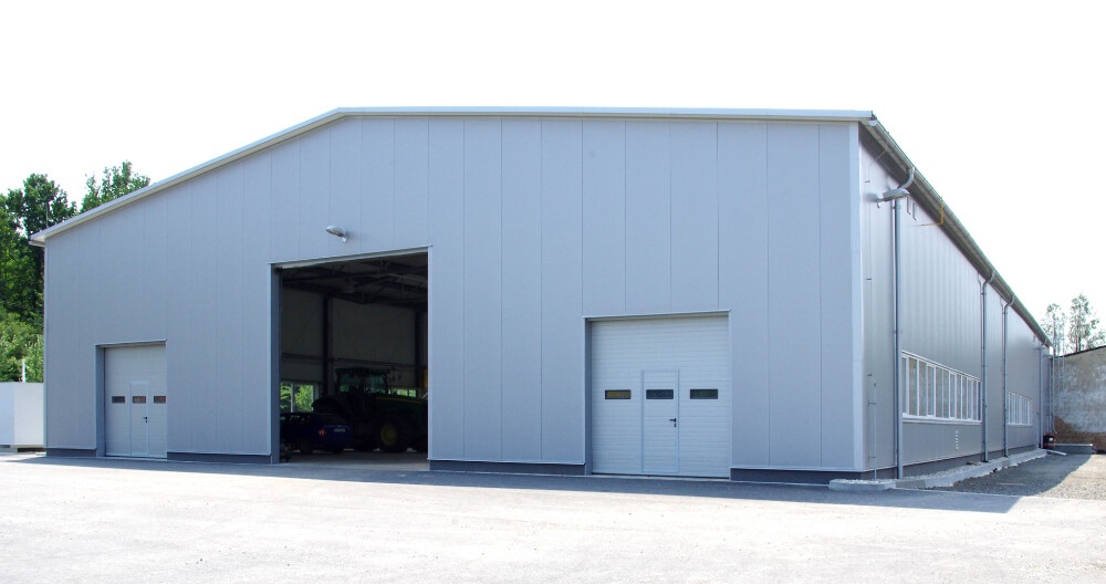 Přestavba kravínu na opravnu zemědělské techniky, Hněvošice